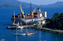 Archipel-des-Comores;-Commerce;-France;-Kaleidos;-Kaleidos-images;-La-parole-à-limage;-Laurent-Abad;-Mayotte;-Mer;-Océan-Indien;-Port;-Porte-conteneurs;-Quai;-Stories-Pictures;-Yacht